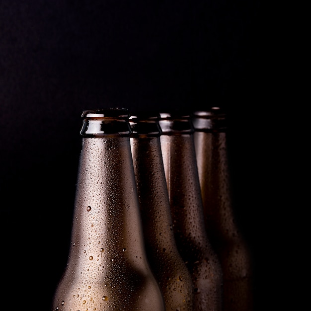 Photo gratuite ligne de bouteilles de bière noire