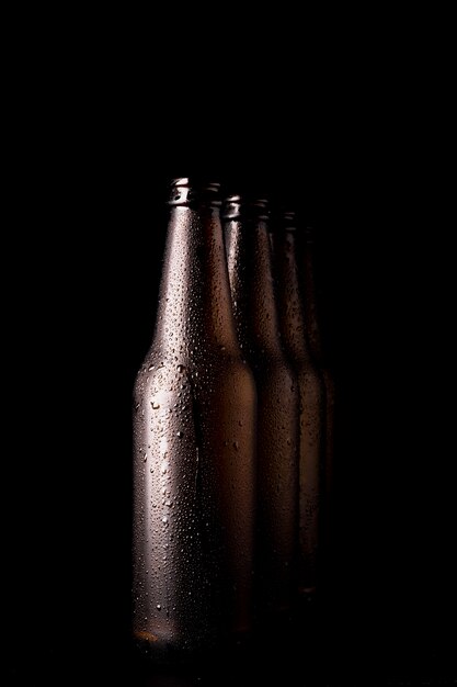 Ligne de bouteilles de bière noire