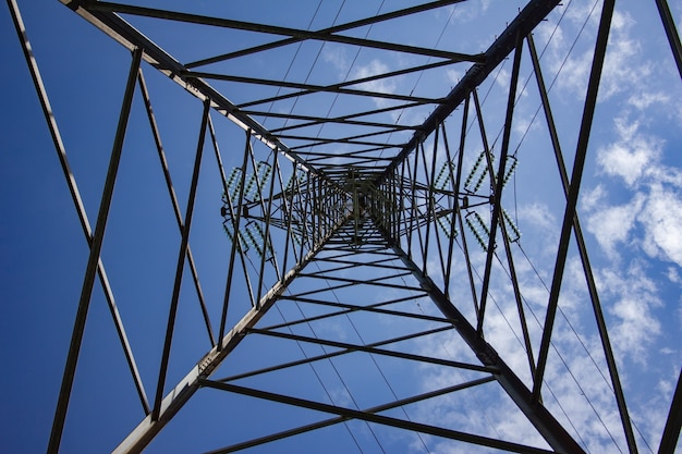 Ligne électrique aérienne sous un ciel bleu et la lumière du soleil