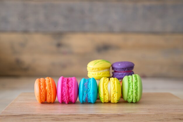 Ligne de macarons colorés