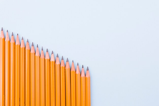 Ligne en pente de crayons de graphite