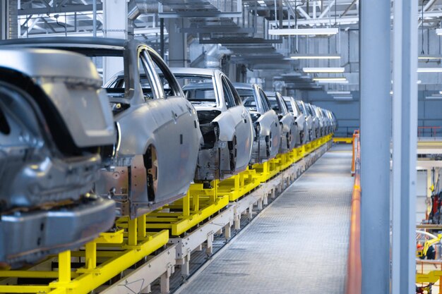 Ligne de production automobile moderne équipement de production automatisé Atelier pour l'assemblage de nouvelles voitures modernes Le mode d'assemblage de la voiture sur la chaîne de montage à l'usine