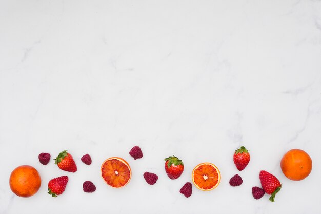 Ligne vue de dessus des oranges et des fraises