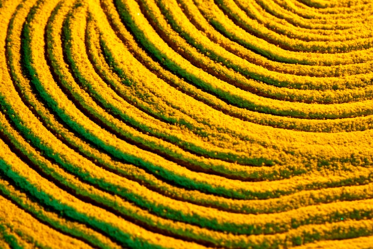 Photo gratuit lignes circulaires de sable jaune