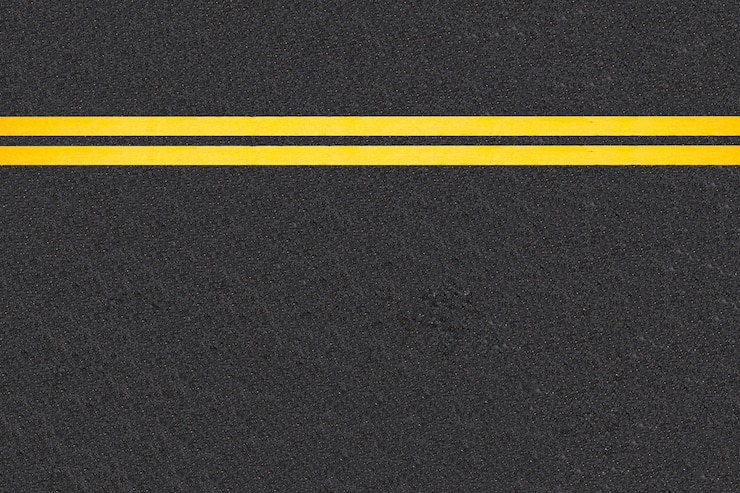 Photo gratuit lignes de circulation sur fond de routes pavées