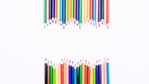 Lignes ondulées de crayons tranchants