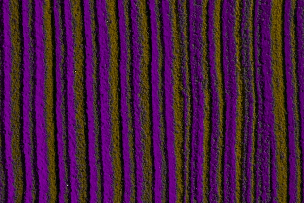 Lignes parallèles simples dans le sable violet