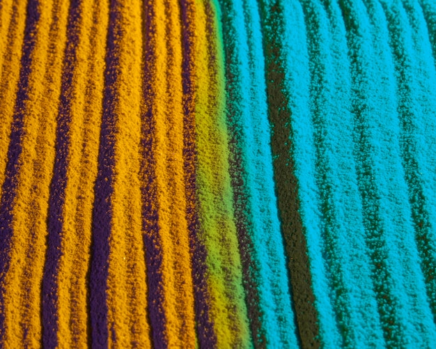 Photo gratuite lignes de sable bleu et jaune contrastées