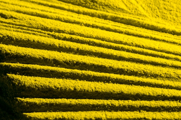 Lignes de sable parallèles jaunes haute vue