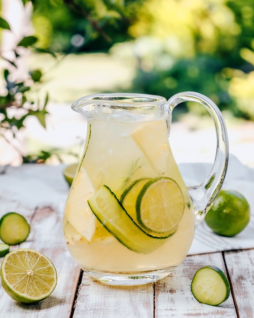 Photo gratuite limonade au citron avec citron vert et concombre