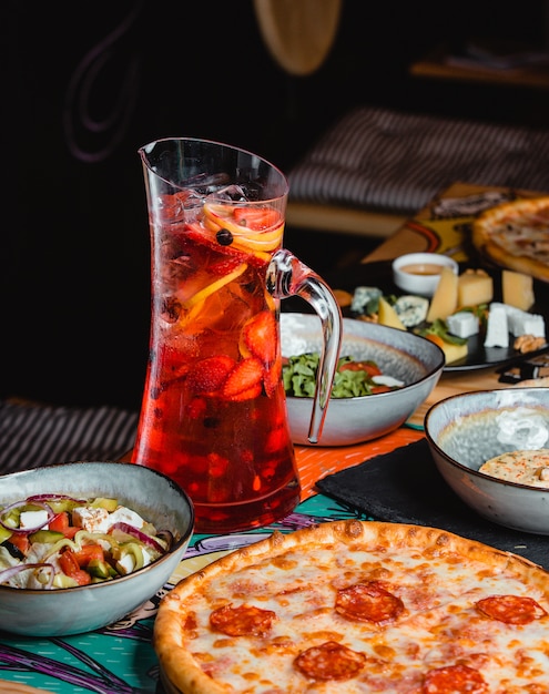 Limonade aux fruits de la passion sur la table