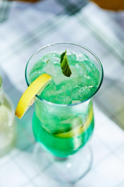 Une limonade aux fruits sur table en bois avec nappe