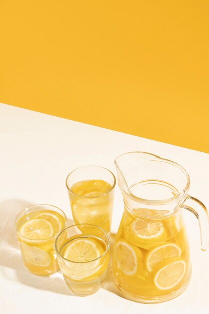 Limonade fraîche à angle élevé avec espace de copie