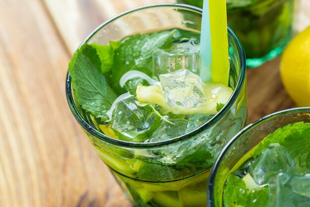 Limonade fraîche avec de la glace