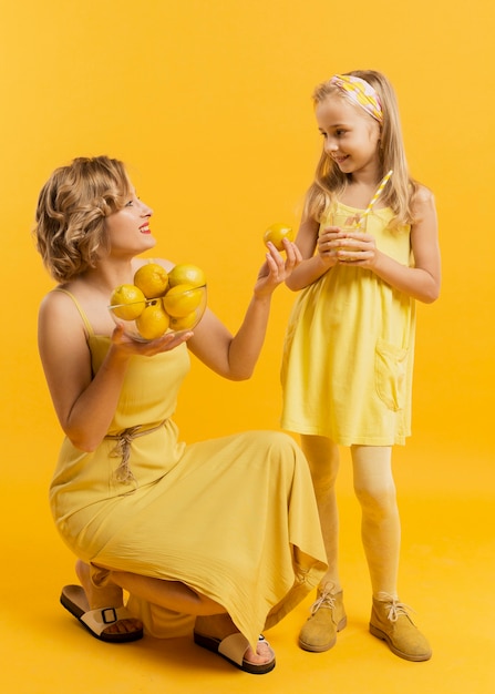 Limonade préparée par la mère pour la fille