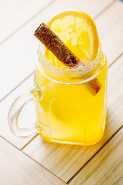 Limonade rafraîchissante avec un bâton de cannelle et une tranche d'orange