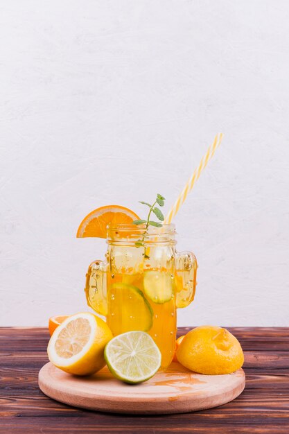 Limonade rafraîchissante dans un bocal rétro