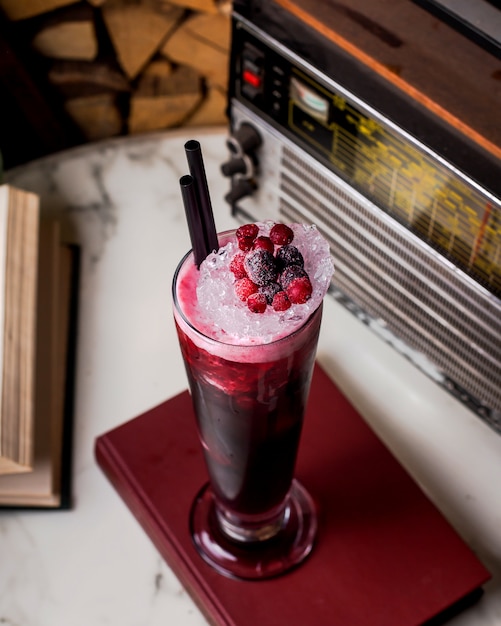 Photo gratuite limonade rafraîchissante avec de la glace pilée et des baies