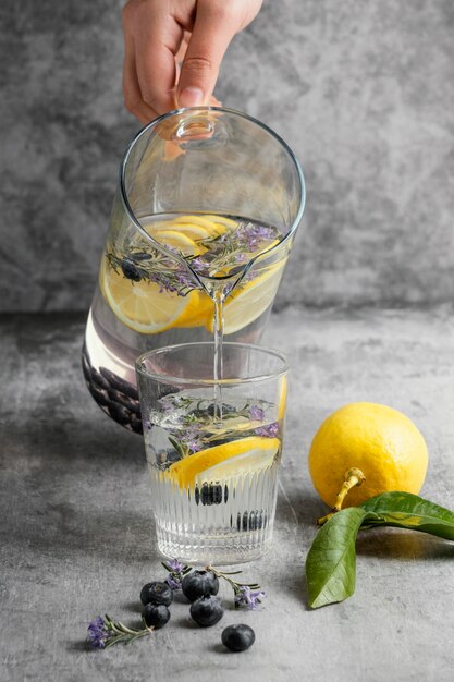 Limonade saine dans un arrangement de verre