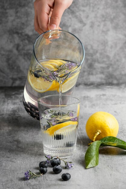 Une limonade saine dans un verre