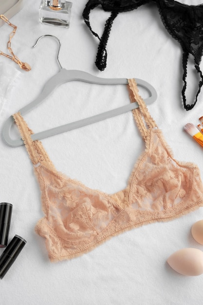 Photo gratuite lingerie féminine de qualité nature morte