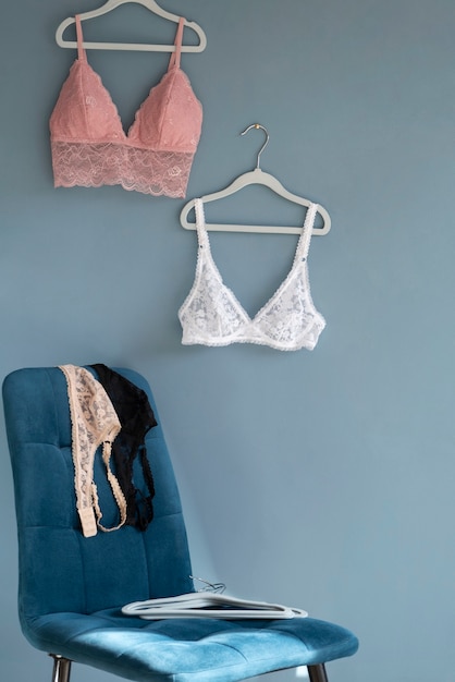 Photo gratuite lingerie féminine de qualité nature morte