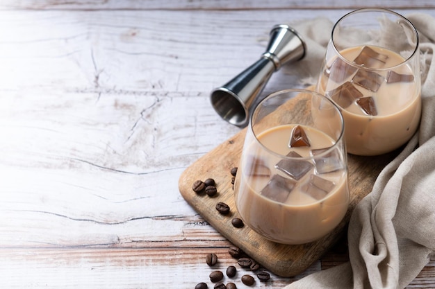 Liqueur de café à la crème irlandaise traditionnelle avec glace sur table en bois