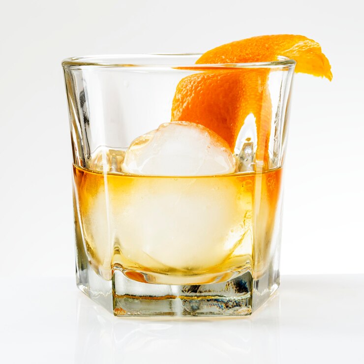 Photo gratuit liqueur avec un cocktail d'écorces d'orange