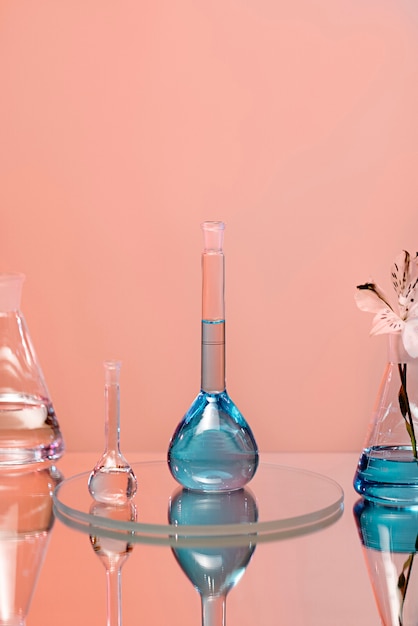 Liquide bleu dans la verrerie de laboratoire avec fond rose