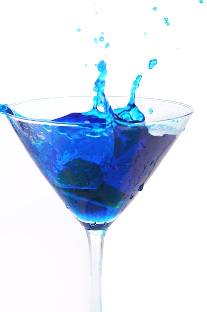 Liquide bleu, verser dans le verre