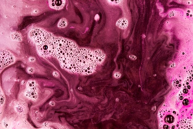 Liquide rose avec de la mousse