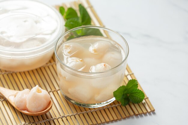 Litchi au sirop sur surface blanche