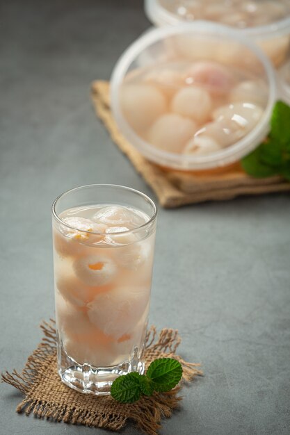 Photo gratuite litchi au sirop sur une surface sombre