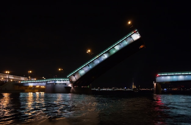 Photo gratuite liteiniy bridge à la nuit