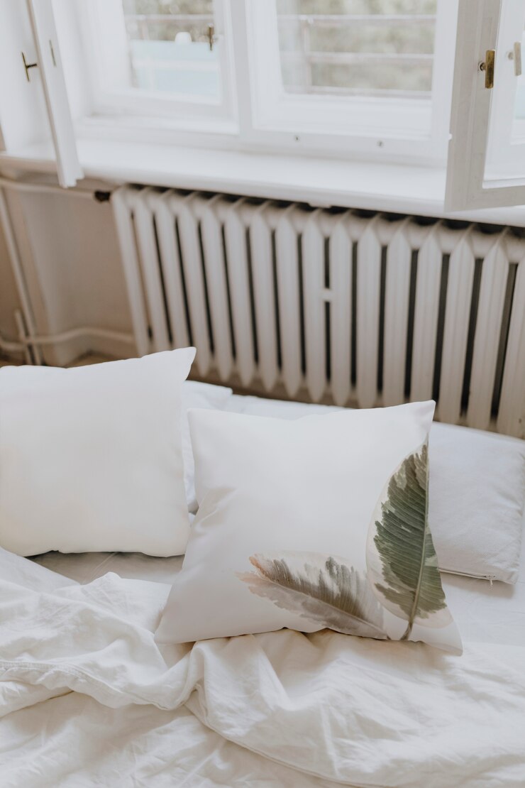 Photo gratuit literie blanche dans une chambre
