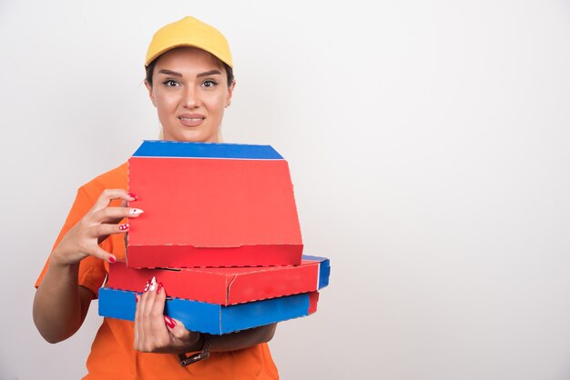 Livraison femme tenant des boîtes à pizza sur un espace blanc