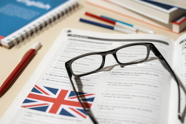 Livre anglais avec des verres sur la table