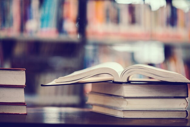 Livre en bibliothèque avec manuel ouvert