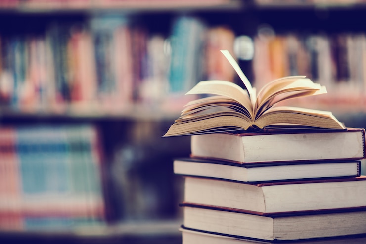 Photo gratuit livre en bibliothèque avec manuel ouvert