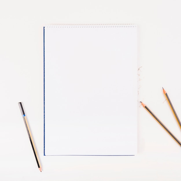 Photo gratuite livre blanc avec des crayons