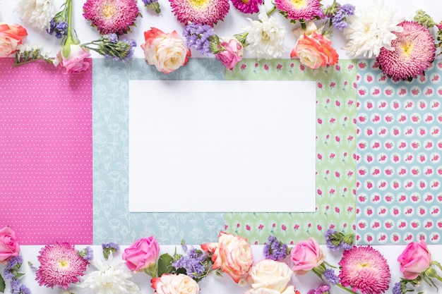 Photo gratuite livre blanc sur fond décoratif avec des fleurs