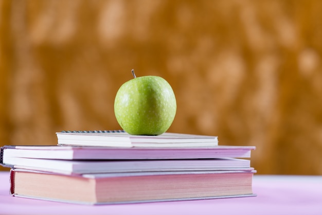 Photo gratuite livre sur le bureau, concept d'éducation