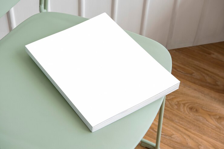 Photo gratuit livre sur une chaise vert pastel