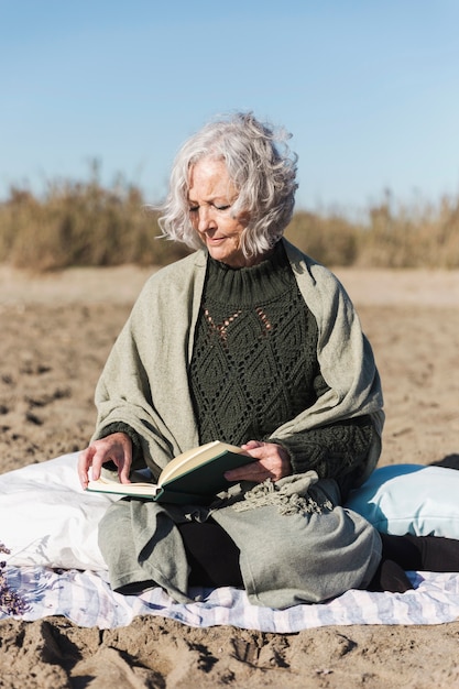 Livre dame lecture, vue frontale