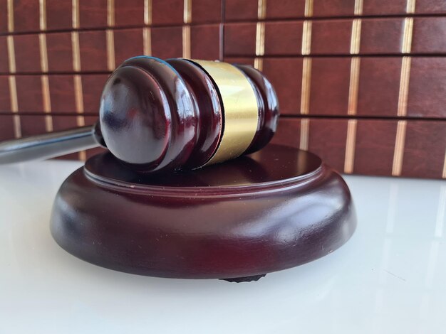Livre de droit avec marteau en bois de juges dans la salle d'audience ou le bureau d'application de la loi