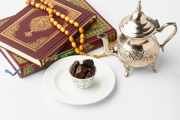 Photo gratuite livre du coran du nouvel an islamique avec dates