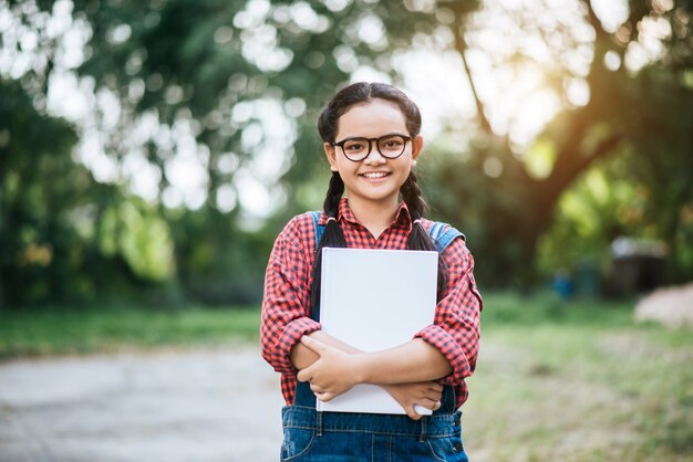 livre d&#39;étudiant fille câlin