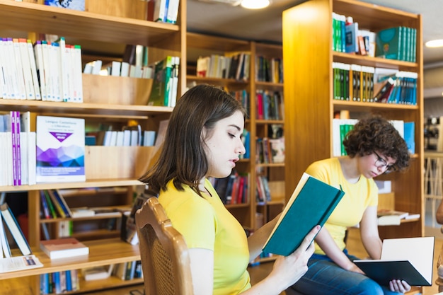 Livre de lecture adolescent près d&#39;un ami