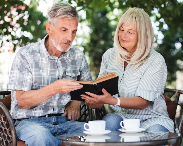 Livre de lecture de couple coup moyen