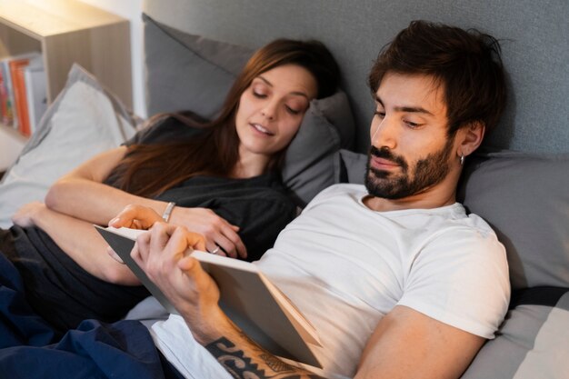 Livre de lecture couple coup moyen